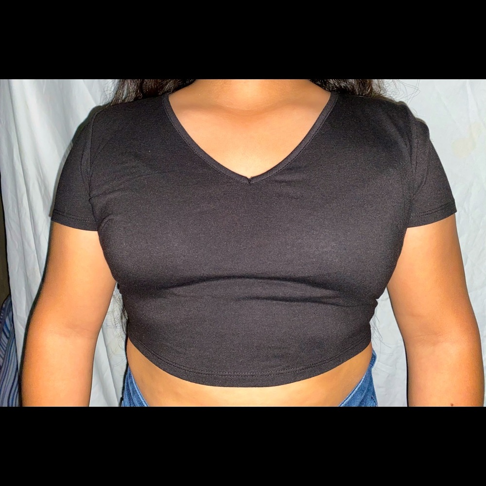 Black crop top shirt